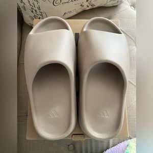 LIKE NEW - YEEZY SLIDES - COLOR “PURE” - SIZE 8 - PRICE FIRM